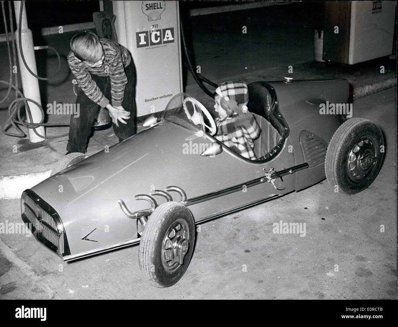 3. März 1959 - ist der jüngste Besitzer eines Sportwagens in der Festival Deutschland wahrscheinlich 2 Jahre alten Sohn Rainer (Rainer) des Inhabers einer Tankstelle in Wixhausen in der Nähe von Darmstadt (Wixhausen Ner Darmstsdt). Sein Vater machte diese smart-Modell selbst aus teilen alle Arten von Autos und der Motor eines Mopeds. Aus Gründen der Sicherheit dieses Auto kann nicht schneller als 12 Kilometer pro Stunde fahren und es hat eine Lenkung für einen Kreis von 15 Metern befestigt. Stockfoto