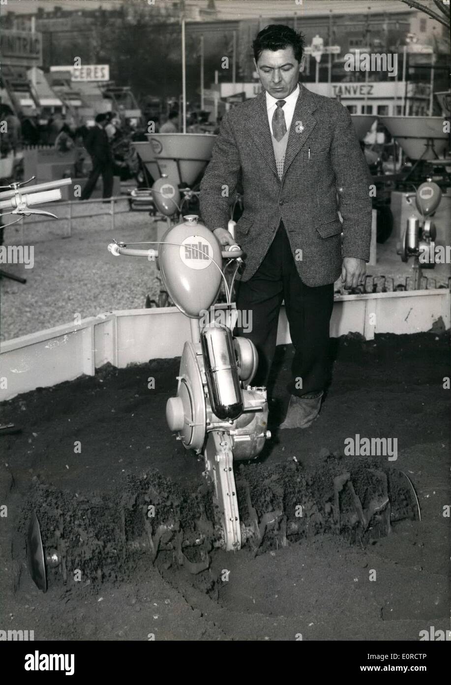 3. März 1959 - Paris Landwirtschaft zeigen.: Paris Landwirtschaft Show eröffnete gestern an der Porte De Versailles. Das Foto zeigt ein Moto-Hacke-Quiped mit einem kleinen Motor. Die Hacke kann durch einen Pflug und Egge oder eine Pulverizator ersetzt werden. Stockfoto