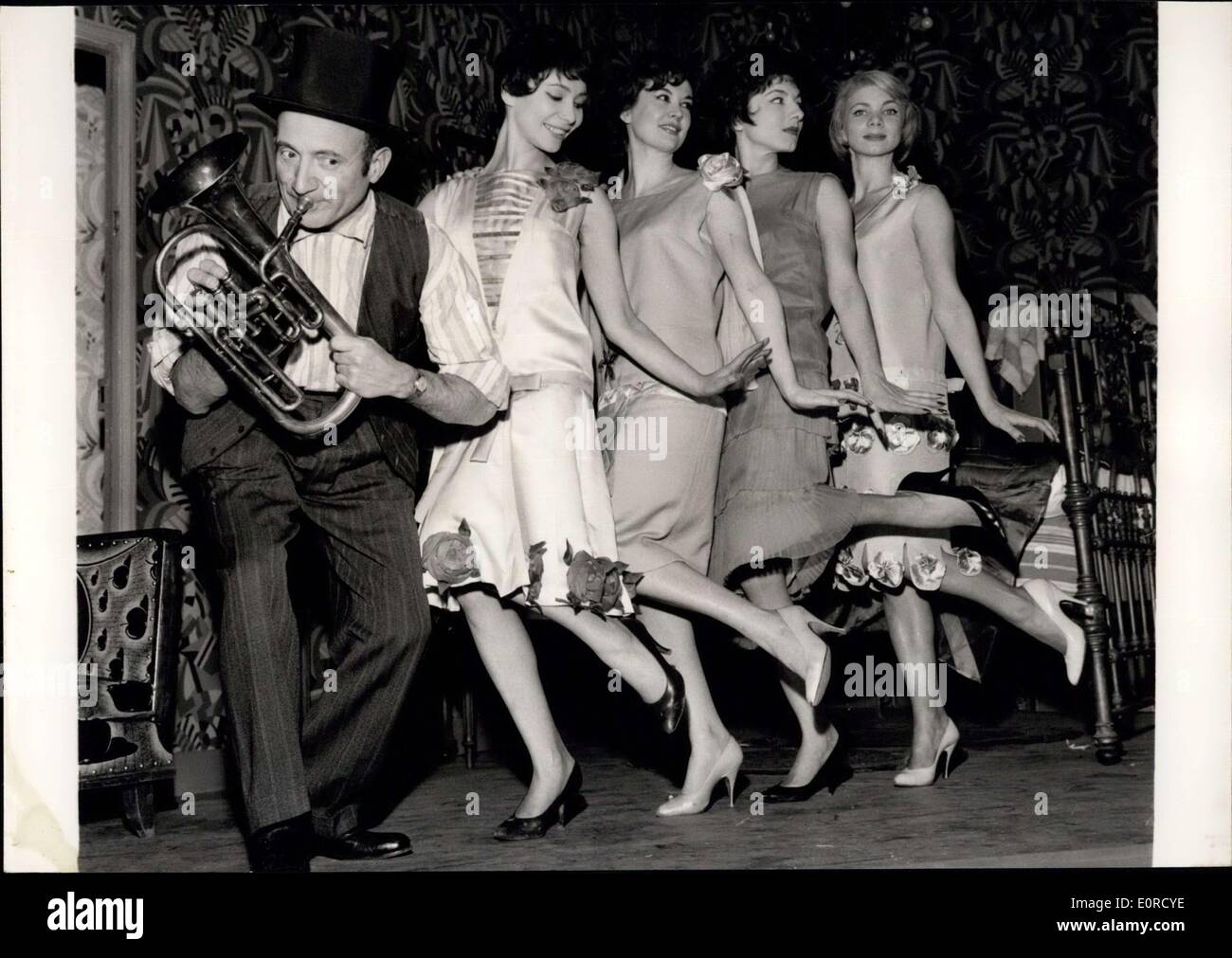 20. Januar 1959 - Top Hats frühen Jahrhundert Stil In Mode wieder: Aber es ist nur auf der Bühne. Olivier Houssenot, der bekannten Paris Bühne Produzent '' die drei Top-Hats "eine Komödie von Miguel Mihura spanische Dramatiker in französischen Anpassung zeigt nun. Das Foto zeigt Olivier Houssenot mit vier Schauspielerinnen, die auf das Spiel, die tanzen Charleston gesehen werden. Stockfoto