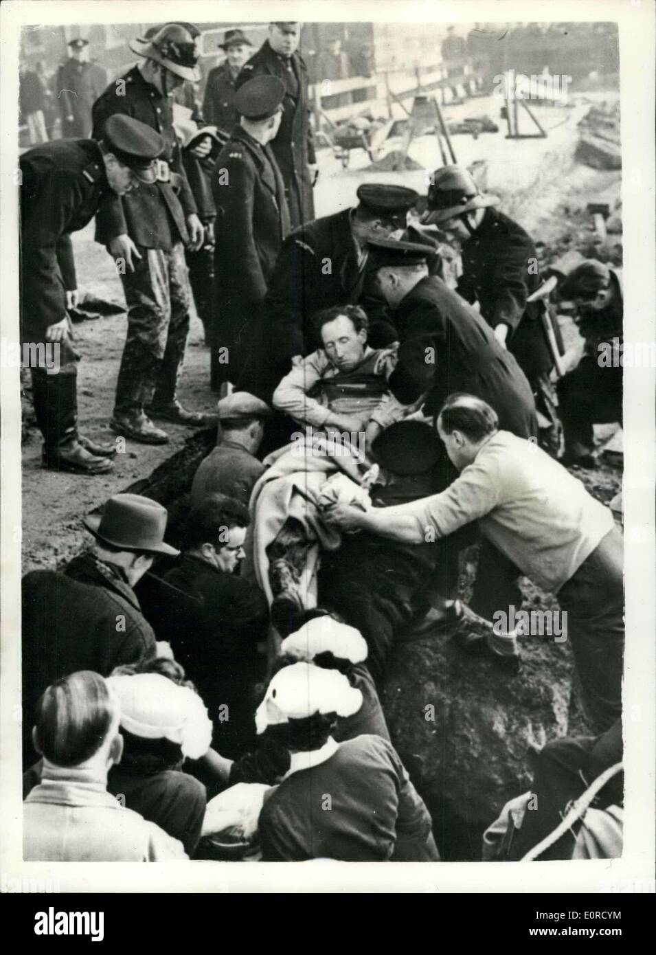 21. Januar 1959 - Betrieb In Loch In der Straße. 38-jährige Abriss Arbeiter, Reginald Graham, der hohe Heaton war im Graben ein Stockfoto