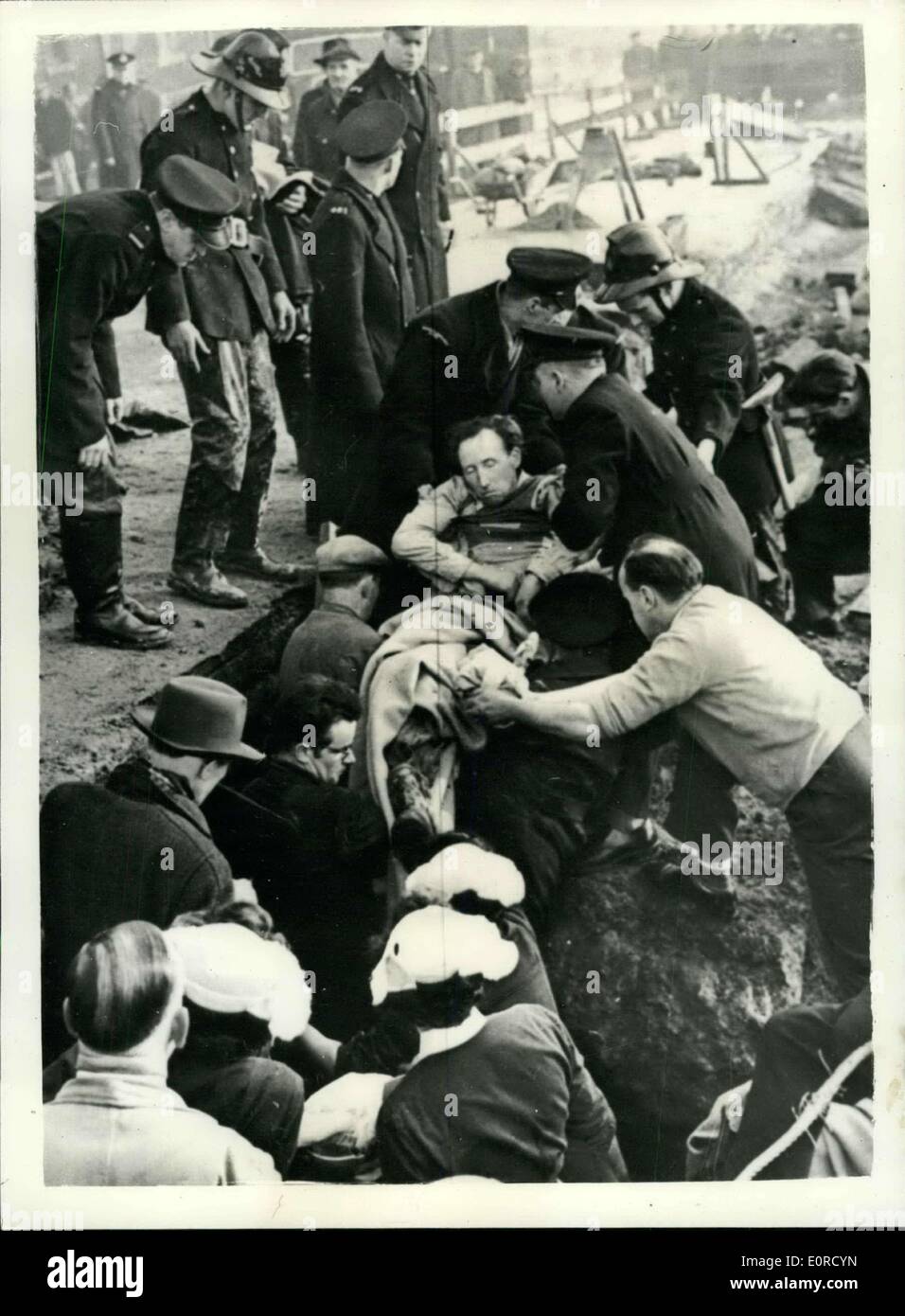 21. Januar 1959 - Betrieb In Loch In der Straße. 38-jährige Abriss Arbeiter, Reginald Graham, der hohe Heaton war im Graben ein Stockfoto