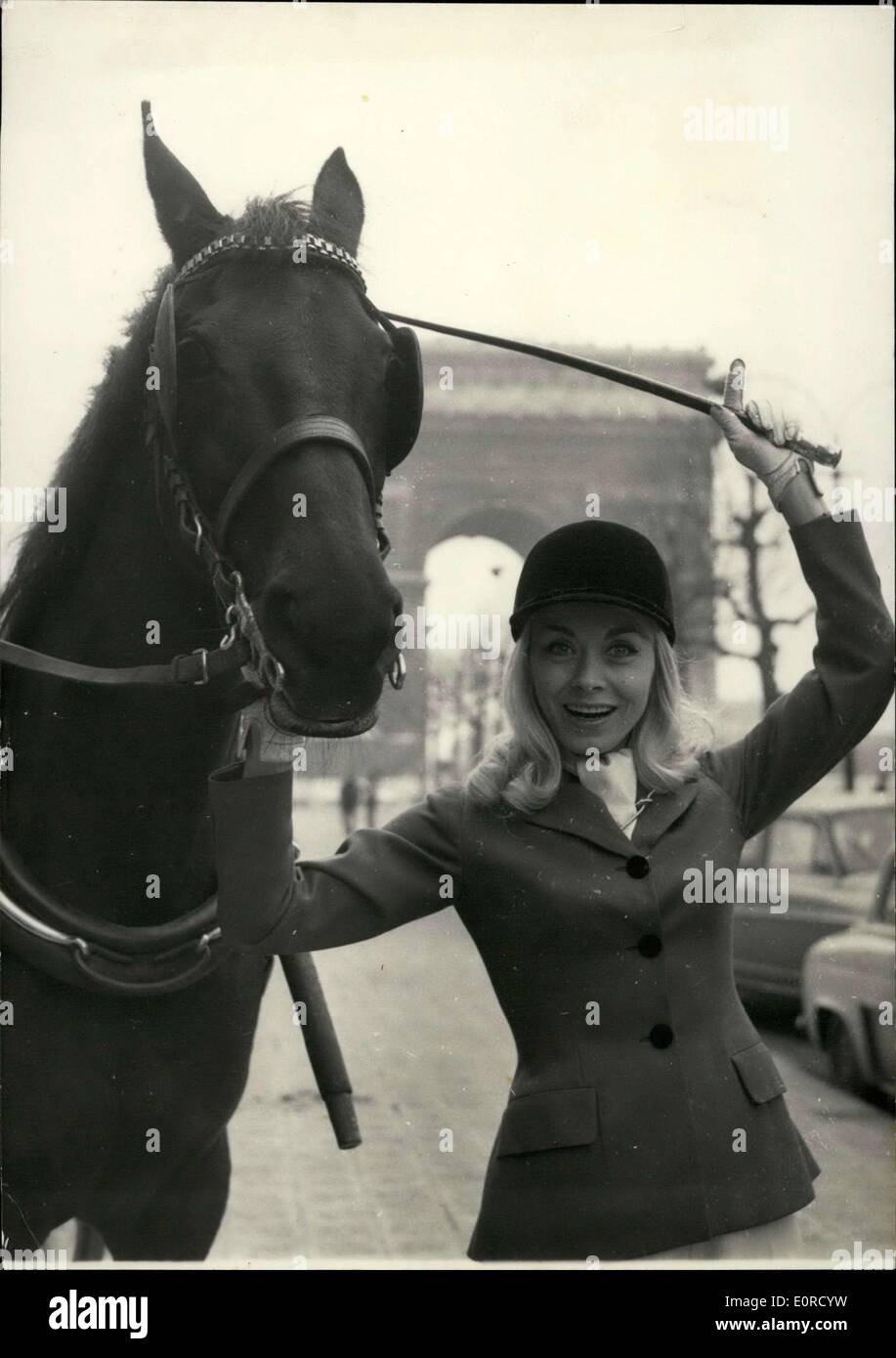 21. Januar 1959 - Isabelle Aubret fahren ihre Phaeton auf der Champs-Elysee Stockfoto