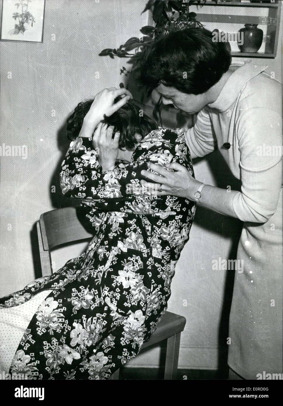 24. Januar 1959 - gestohlene Baby nach neun Stunden gefunden. Fünf Tages altes Baby gestohlen wurde, von Bethseda-Krankenhaus in M? Nchen-Gladbach auf 22.01.1959. Der Täter war 45 Jahre alten Gertrud Rabeneck, wer erschien später im Krankenhaus Viersen behauptet, entbunden haben. Der Arzt sah durch den Trick sofort und Polizei benachrichtigt. Abgebildet ist Gertrud Rabeneck, wer gestohlen hat das Baby aus Verzweiflung, da sie ein eigenes haben konnte. * Dies ist einer der zwei Bilder in einer Reihe. Andererseits zeigt das Ehepaar wieder vereint mit ihrem Baby. Stockfoto