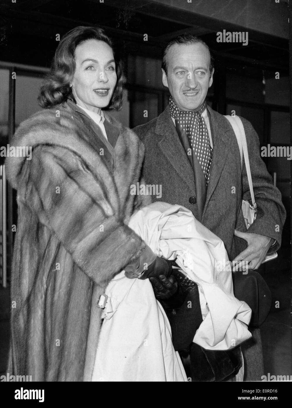 Schauspieler David Niven und Frau Hjordis ankommen, um einen film Stockfoto