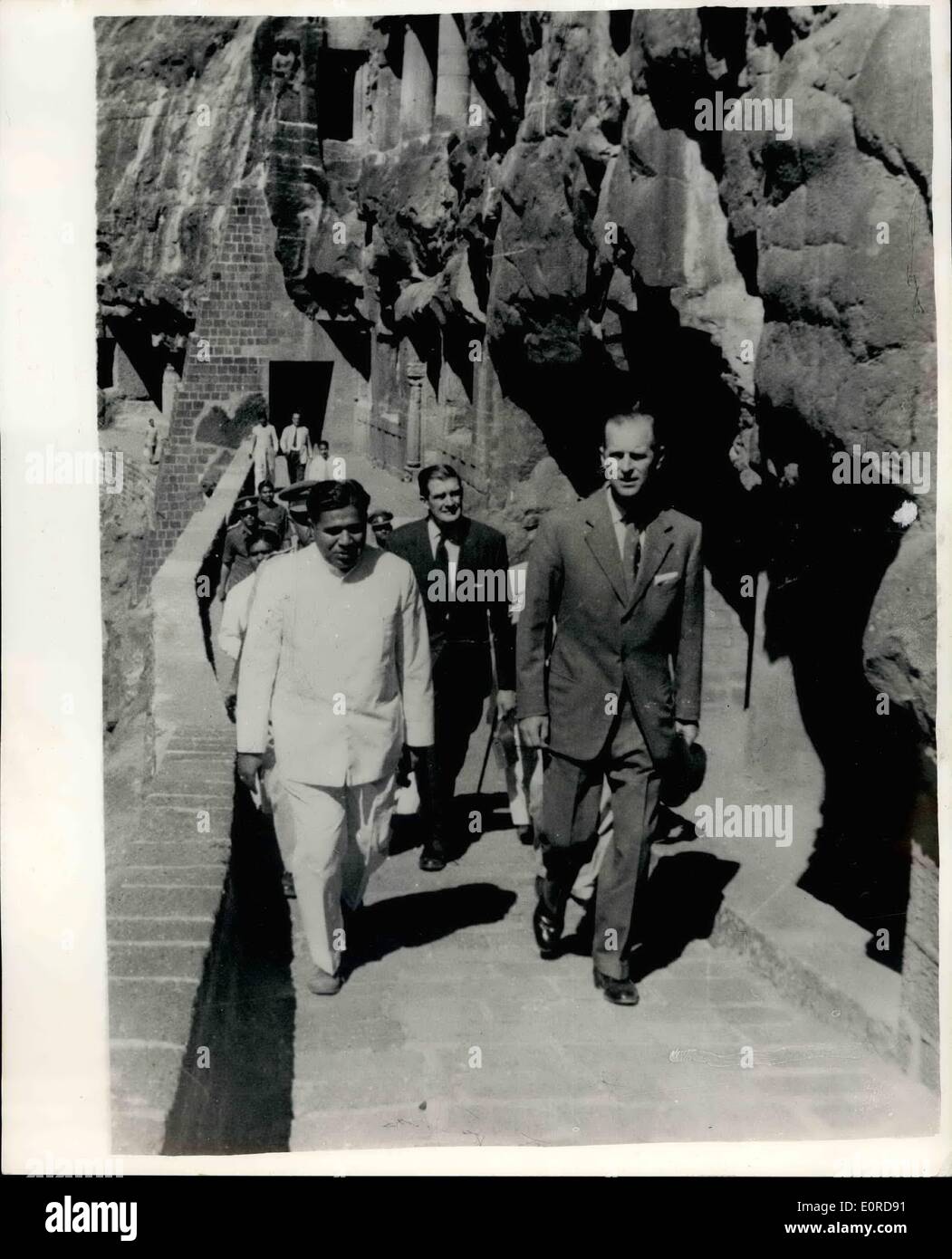 2. Februar 1959 - Herzog von Edinburgh in Indien. Besuche Ajanta Höhlen: Foto zeigt den Duke of Edinburgh in den Höhlen von Ajanta - sind eine Reihe von Tempeln und Klöstern tief in den Fels gegraben, geschnitzt von buddhistischen Mönchen im 2. Jahrhundert v. Chr. und verzichtet auf das 8. Jahrhundert n. Chr. Sie waren für Otten jahrhundertelang ein Zuhause für wilde Tiere und Banditen und wurden im Jahre 1819 von einem Offizier des Regiments Madras, die auf Patrouillen in der Umgebung wurde wiederentdeckt. Stockfoto