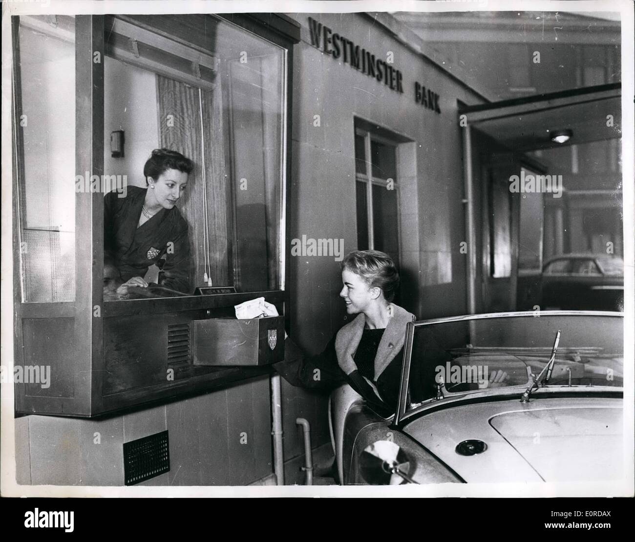 2. Februar 1959 - Brirtain First Drive in Bank: Großbritannien zuerst in Bank der Westminster Fahrzeit neue Zweigstelle in Princes Road, Liverpool, wurde am Freitag eröffnet. Kunden können ein- und Auszahlungen vornehmen, ohne ihre Autos verlassen. Foto zeigt Miss Sylvia Underwood, 18, aus Liverpool, in einen Scheck für die Einlösung von sitzen in ihrem Auto auf das neue Laufwerk im Bank aus erster Hand. Stockfoto