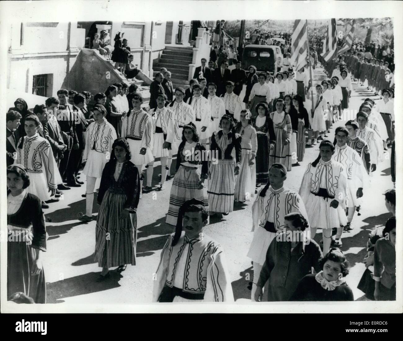 3. März 1959 - Zypern erinnert an die griechische Revolution von 1821: die Menschen in Zypern nahmen an einer großen Parade gründlich die Straßen von Nikosia zum Gedenken an die Revolution und Befreiung Griechenlands im Jahr 1821. Makarios beobachtete die Prozession vom Balkon seines Wohnhauses. Foto zeigt den Schülern in griechischen Tracht, die Teilnahme an der Prozession in Nikosia. Stockfoto
