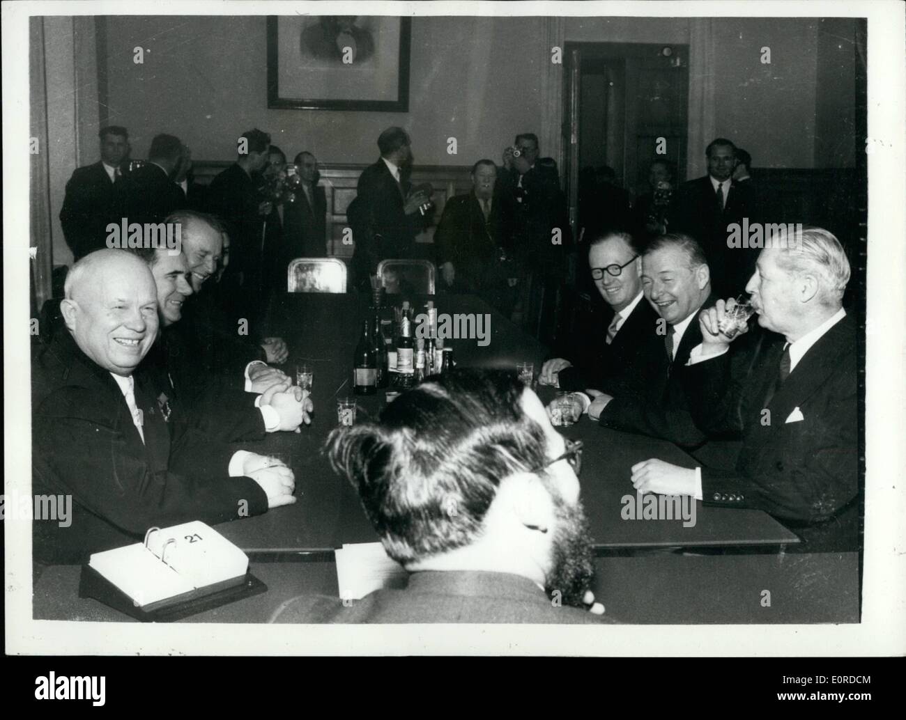 3. März 1959 - kommt Herr MacMillan in Moskau. Foto zeigt bald nach seiner Ankunft in Moskau, Herr Harold MacMillan, britischer Premierminister, wird gesehen in Glas Mineralwasser, welches Herr Khrushchev (gegenübersitzt Herr Macmillan) sagte Herr Khrushchev Studie '' war sehr gut für der Nieren Stockfoto