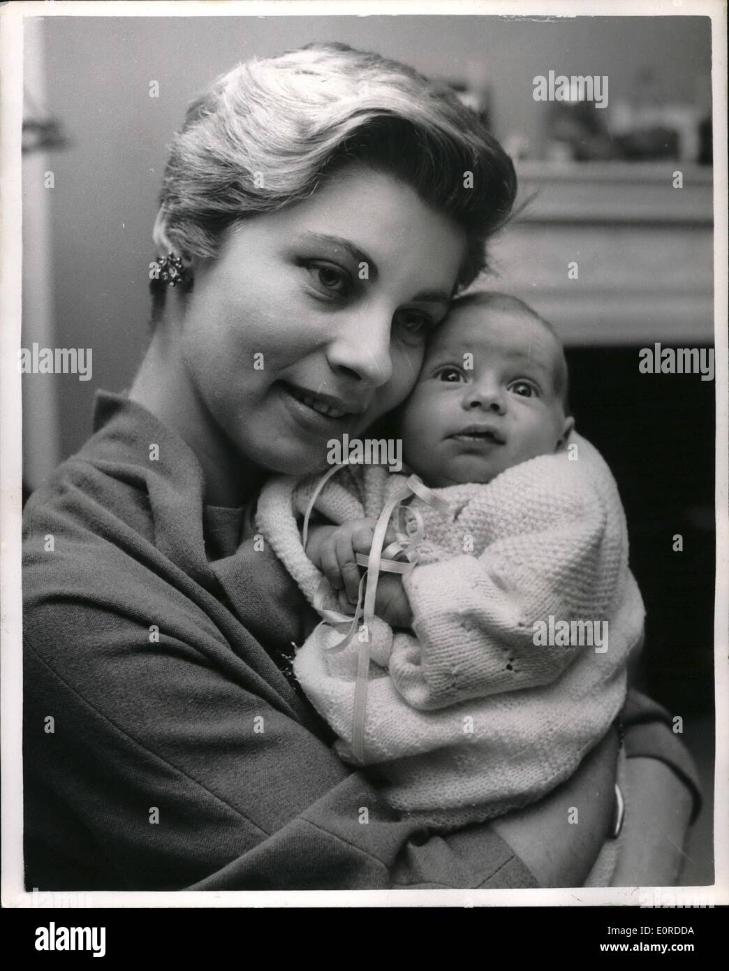 4. März 1959 - 03.04.59 Mrs. Hyde White und ihr Monate altes Baby. Foto zeigt: 26-jährige Frau Hyde White, Ehefrau des Schauspielers Wilfrid Hyde-White, gestern zu Hause mit ihren 1 - Monate alten Sohn abgebildet. Stockfoto