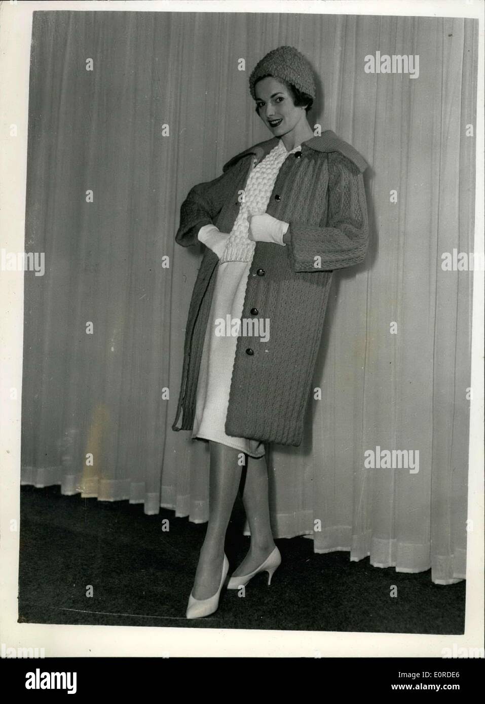 9. März 1959 - neue Nylon-Stile auf der Messe in London. Chunky Knit Mantel: Foto zeigt Molly Frith trägt eine Chunky - Strick Mantel aus 100 % Nylon - entworfen von John Carr Doughty - gestrickt in einer neuen Version von Agilon Nylon.The Mantel hat einen dicken wellig Rippe ist brilliant Orange über eine weiße ärmellose Pullover und Rock, auch strukturierte Nylon getragen. In der Pressevorschau der Nylon handelt Fair in der Royal Albert Hall heute Morgen gesehen. Stockfoto