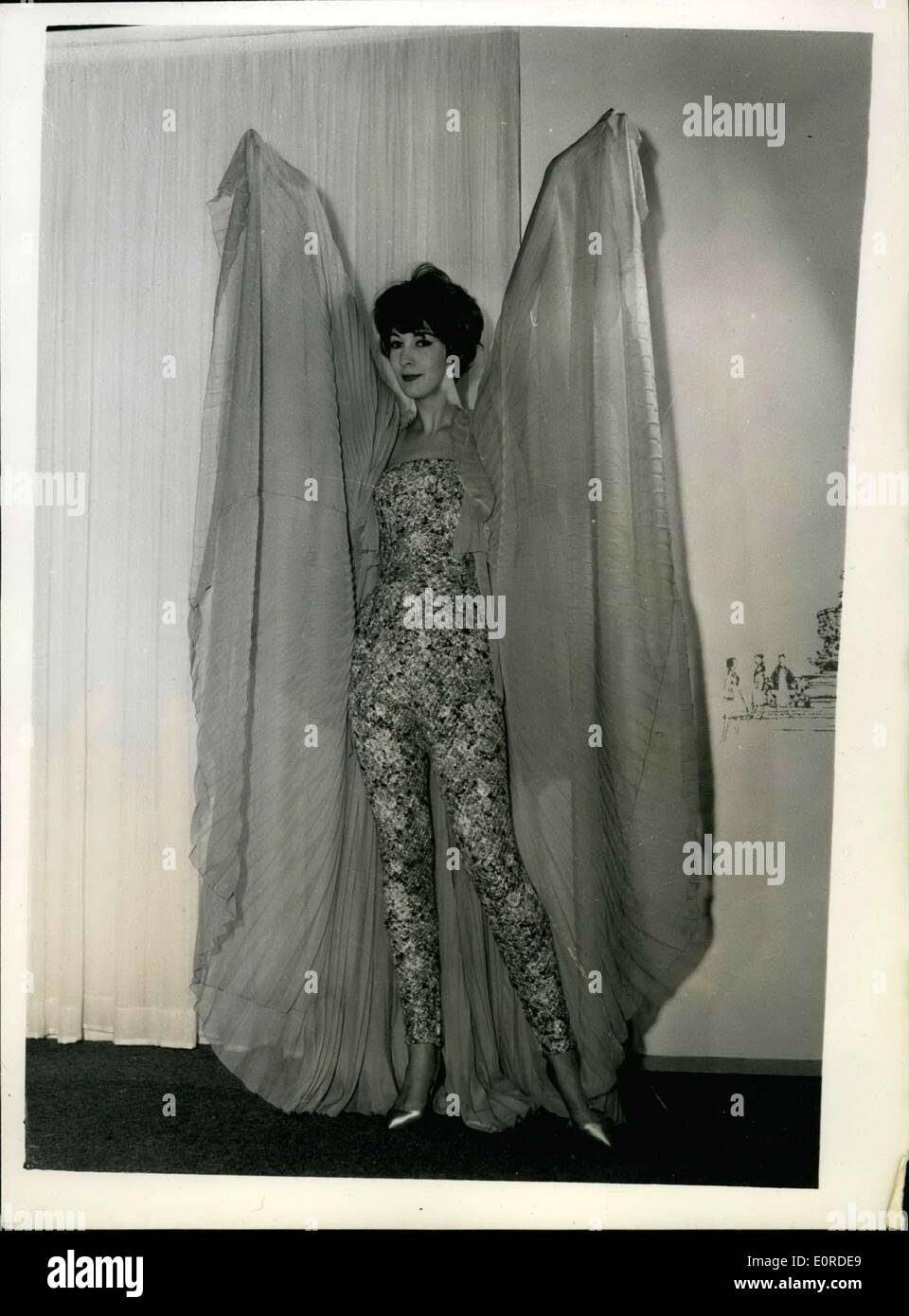 9. März 1959 - neue Nylon-Stile auf der Messe in London. '' Fantasy'' von Tinling: Foto zeigt '' Fantasy'' von Tinling - getragen von Sevilla - in der Pressevorschau der Nylon handelt Fair in der Royal Albert Hall heute Morgen. Die Nylon Chiffon ist von John Heath Mantel und Stretch Nylon ist mit Silber Lurex gewebt. Stockfoto