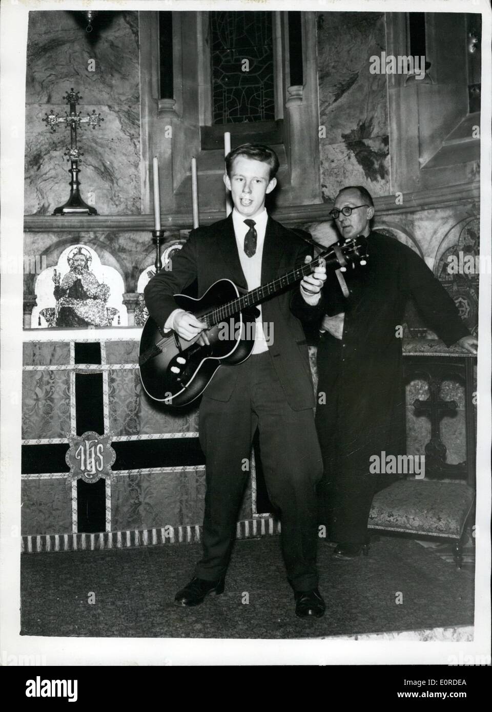 10. März 1959 - 03.10.59 neue Rock-N-Roll-Sänger macht ersten professionellen Auftritt in einer Kirche service Ã ¢ â'¬â €œ Gary Mills, die Stockfoto