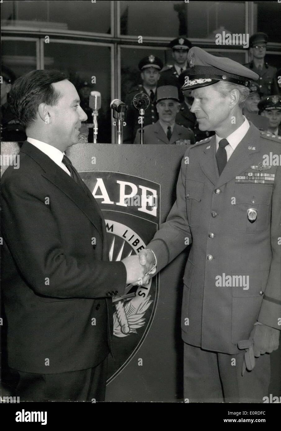 17. März 1959 - M. Debre Besuche supreme Headquarters allied Mächte Europa: französische Premierminister M. Michel Debre besucht obersten Hauptquartier Alliierten Mächte Europa in Rocquencourt bei Paris Morgen, der Ministerpräsident und sein Gefolge waren Weltraumfoto im Hauptquartier von General Lauris Norstad, Oberster Alliierter Befehlshaber Europa. Das Foto zeigt General Lauris Norstad M. Michel Debre begrüßen. Stockfoto