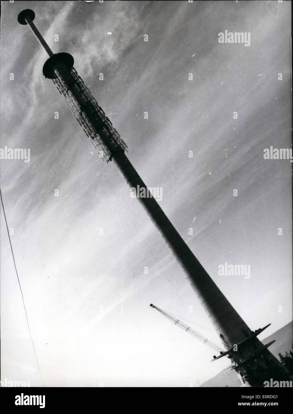 2. Februar 1959 - ein TV-Sender jetzt auch im Nord Osten von Bayern: der neue Fernseher Absender von Bayern von der Siemens & Halske AG im Auftrag der Bayerischen Broadcasting Station errichtete hat begonnen vor kurzer Zeit senden. Das Foto zeigt die gesamte Installation auf '' Ochsenkopf'' im Fichtelgebirge schicken. Ohne die ein echter an der Spitze der sendende Turm ist 163 Meter hoch gebaut in besonderer Weise und in seiner unteren Teil senden enthält für Fernsehen und Radio, die Post-Empfang für die Funkverbindung zu den Studios Zimmer Stockfoto