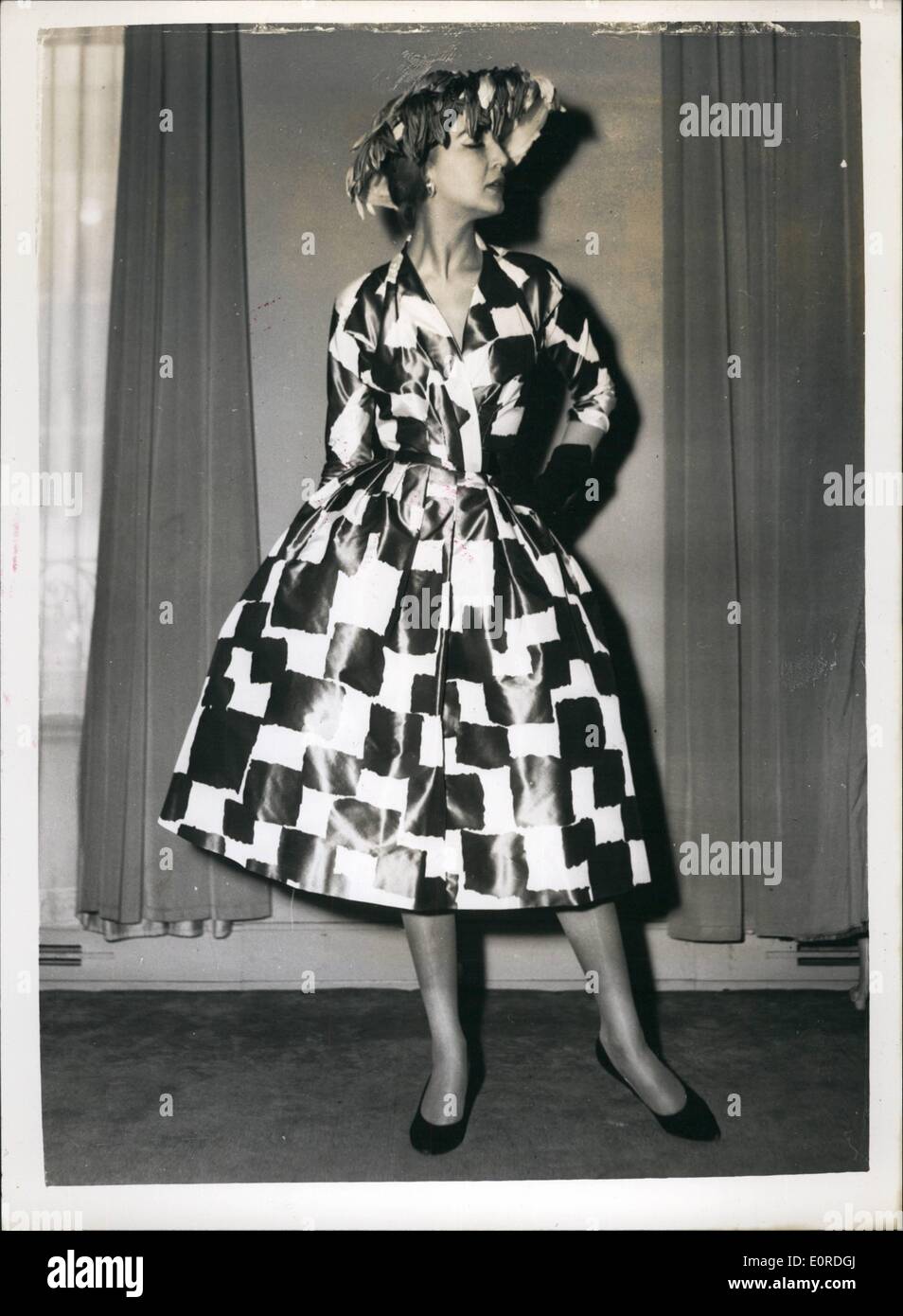 2. Februar 1959 - neue Styles von der Norman Hartnell Sammlung am Nachmittag Taftkleid. Foto zeigt Scheck im Voraus ist die Bezeichnung für diesen Nachmittag Kleid in Schenje Taffets in kühne Entwürfe der dunklen grauen und weißen Kontrollen. Dies ist aus der neuen Norman Hartnell Kollektion in London gezeigt. Stockfoto