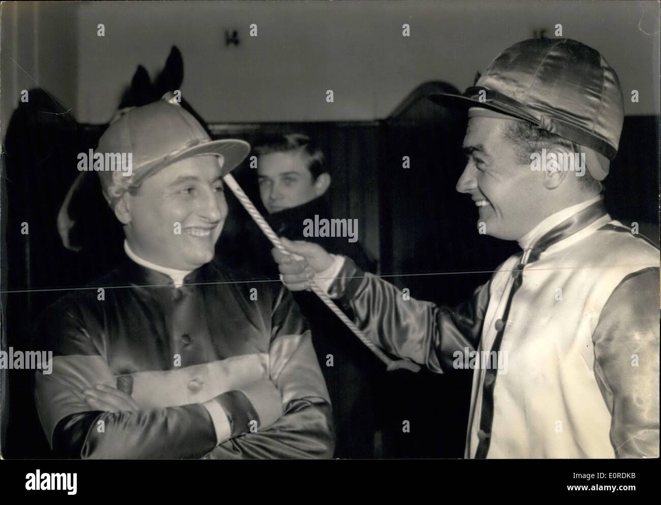 2. Februar 1959 - Paris Joc Sturzhelm haben: Joc Teilnehmer menden im Rennen auf den Rennstrecken Paris müssen her Stockfoto