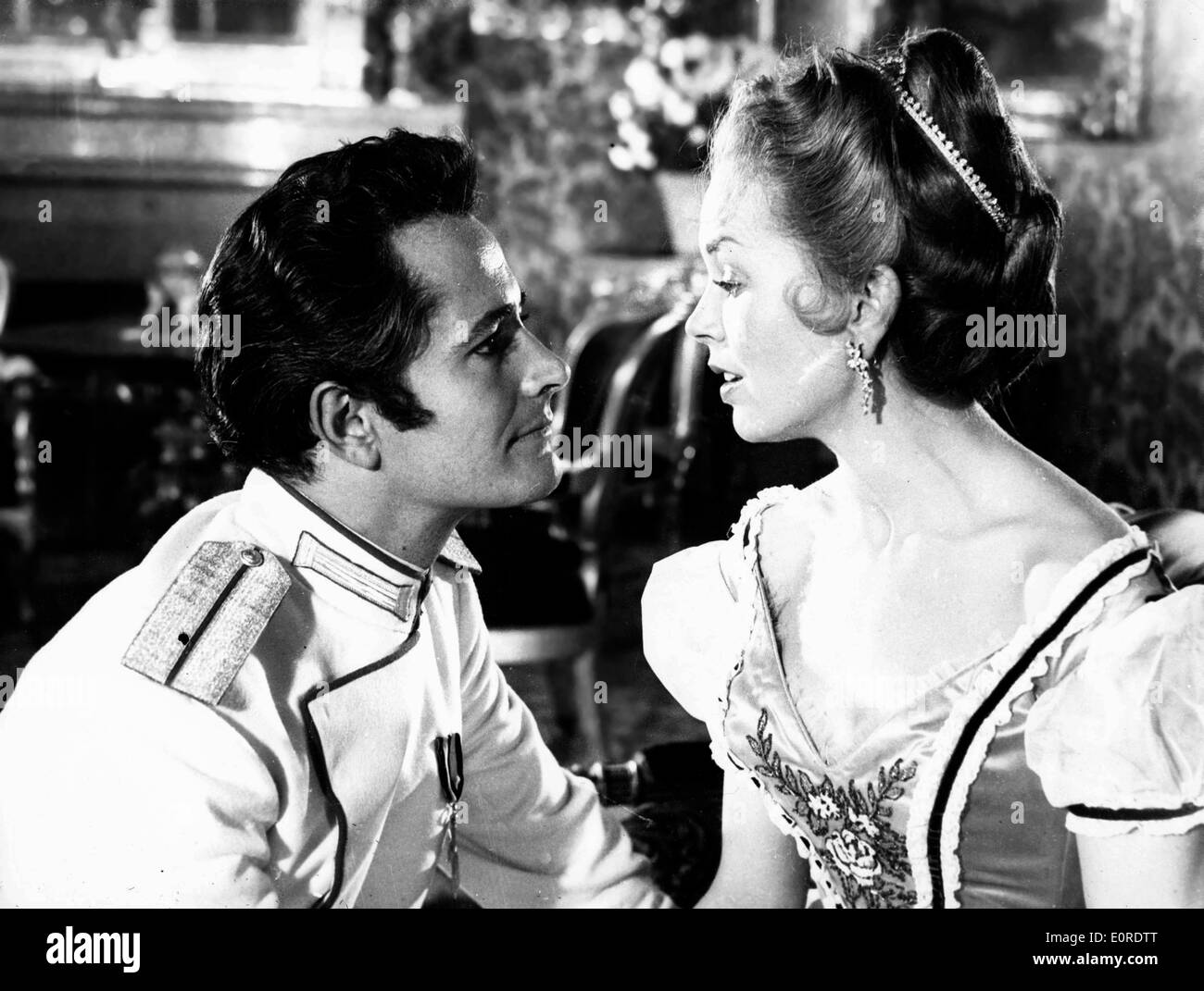 Dawn Addams und John Derek in einer Szene aus Wolga Boote Männer Stockfoto