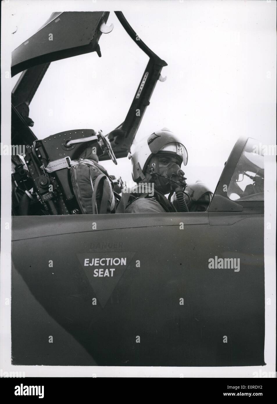 4. April 1959 - König Hussein fliegt in einem Hawker Hunter 2-Sitzer während seines Besuchs in der Hawker Test Flugplatz: König Hussein von Jordanien flog heute in einem Hawker Hunter Zweisitzer operative fortgeschrittene Schulflugzeug von Hawker Test Flugplatz bei Dunsfold, Surrey. König Hussein, der ein erfahrener Pilot ist, wurde auf dem Flug von Herrn Frank Bullen, Hawker Chefpilot Produktion Test begleitet. Der Zweisitzer Hunter ist eine ideale Trainerin transonic Flug zeigen. Foto zeigt König Hussein im Cockpit des Flugzeugs vor dem Start heute Hawker Hunter Zweisitzer sitzen. Stockfoto