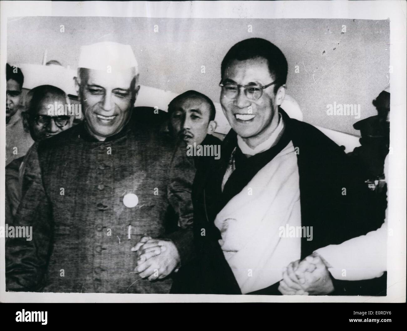 4. April 1959 - Dalai Lama tritt in Indien: Peking Radio bekannt gegeben, dass der Dalai Lama, Tibet '' Gott König '' Indien heute. Die Raio, Rundfunk einen Bericht von der Nachrichtenagentur Neues China, sagte der Dalai Lama war begleitet von einer Gruppe von tibetischen Anti-kommunistischen Rebellen. Foto zeigt Dalai Lama (rechts), mit dem indischen Premier, Mr.Nehru, als der Dalai Lama im Dezember 1956 an der 2,500th-Jahr-Feier über den Buddhismus in Delhi ankam. Stockfoto