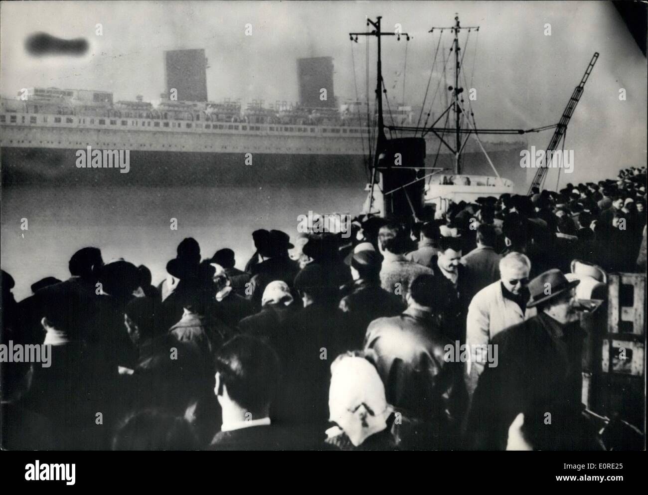 2. Februar 1959 - französischen Dampfer "Ile De France'' verlässt für eine letzte Reise.: den französischen Dampfer"Ile De France'', einer japanischen Firma; für Schrott verkauft wurde, Links der Havre Vormittag für Japan. Foto zeigt Menschen, die das schöne alte Boot in Le Havre Abschied. Stockfoto