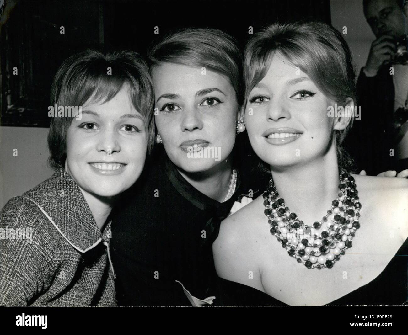 2. Februar 1959 - Starlet und Stars: Foto zeigt die drei Schauspielerinnen, Co-starring in Vadim Film '' Les La Isons Dangereuses'' dessen Dreharbeiten wird in Kürze beginnen, in Paris. Hinterlassen: siebzehn Jahre alte Jeanne Valerie, die das englische Schulmädchen Gilliam Hügeln ersetzt zu jung für die Rolle (Juni ist nur 14). In Zentrum, Jeanne Moreau und Annette Vadim, Vadim Frau aufgedrückt. Stockfoto