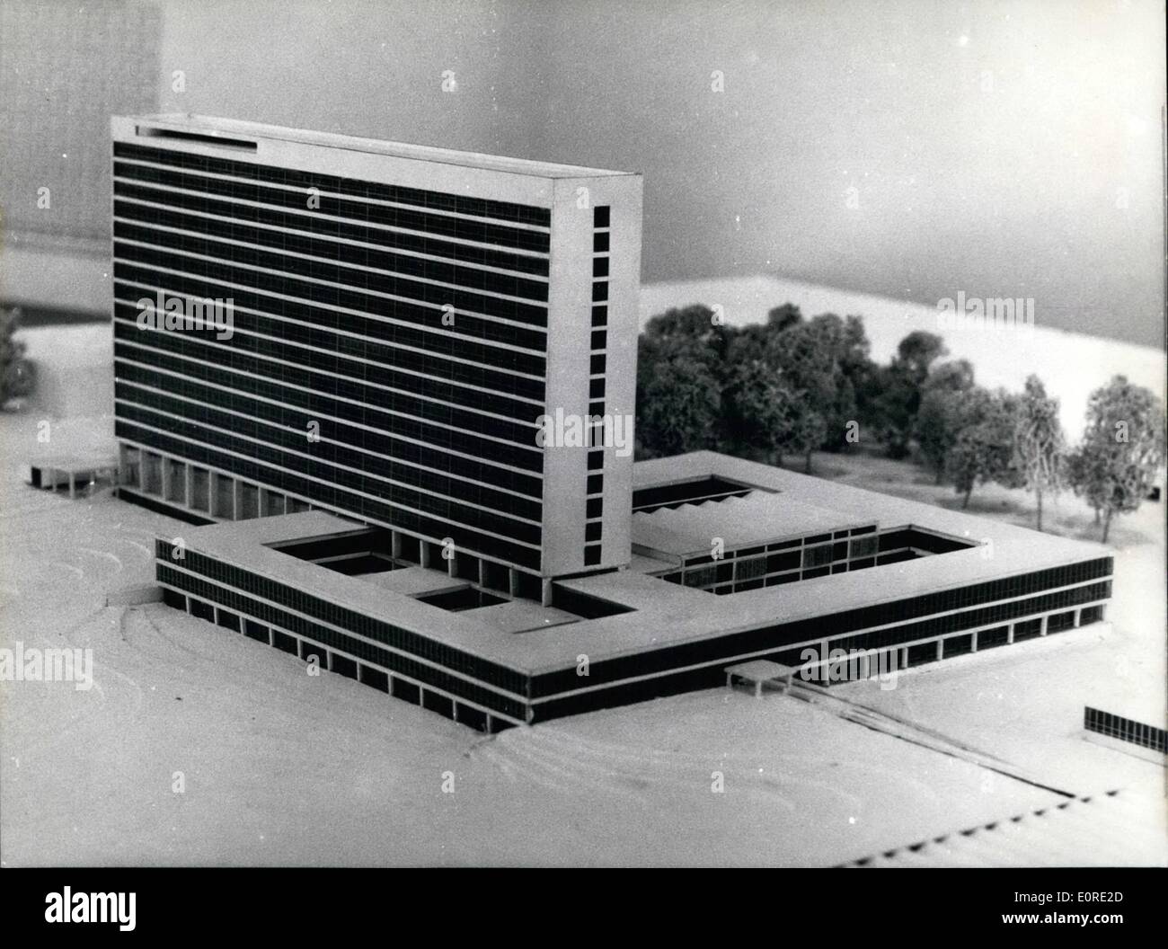 2. Februar 1959 - Krankenhaus mit Bergluft; Dieses Krankenhaus wird in Hamburg Othmarsohen gebaut werden. Es soll von dem Hamburger Architekten Werner Kallmorgan, und das Design war nicht den ersten Preis beim Wettbewerb der Architekten für das neue Krankenhaus gegeben. Nach diesem Entwurf ist Zentrum des Komplexes, das Haus mit den Betten, die 15 Speicher haben wird. Auf dem Dach wird es eine Terrasse zum entspannen, werden die Kranken in der Lage zu atmen '' Bergluft ''. Die Zimmer werden alle nach Süden ausgerichtet und hält 982 Patienten Stockfoto