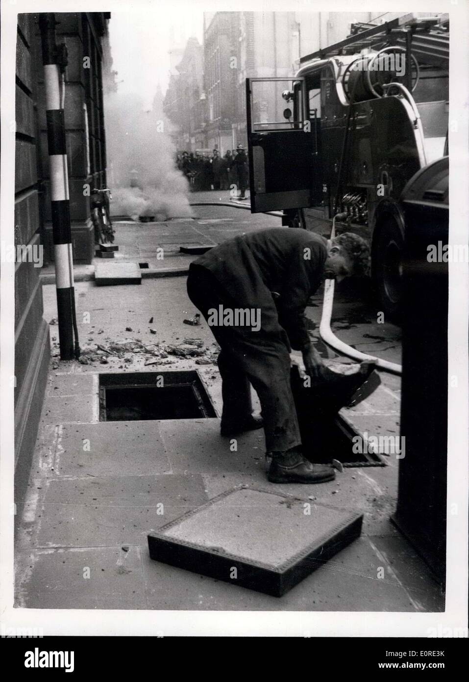 9. Februar 1959 - heftige Explosionen streuen Massen In Stadtstraße: Drei heftigen Explosionen in Thames Street, City heute Nachmittag gesendet Massen in Sicherheit laufen und Leute umgehauen. Erst wenn Person verletzt wurde - Douglas Selwood, die durch die Kraft der zweiten Explosion geklopft wurde. Die Explosion verursachten elektrischen Abzweigdosen Blowint oben. Foto zeigt die Szene in Thames Street heute Nachmittag nach den Explosionen - wie Rauch weiterhin aus den beschädigten Schächten zu gießen. Stockfoto