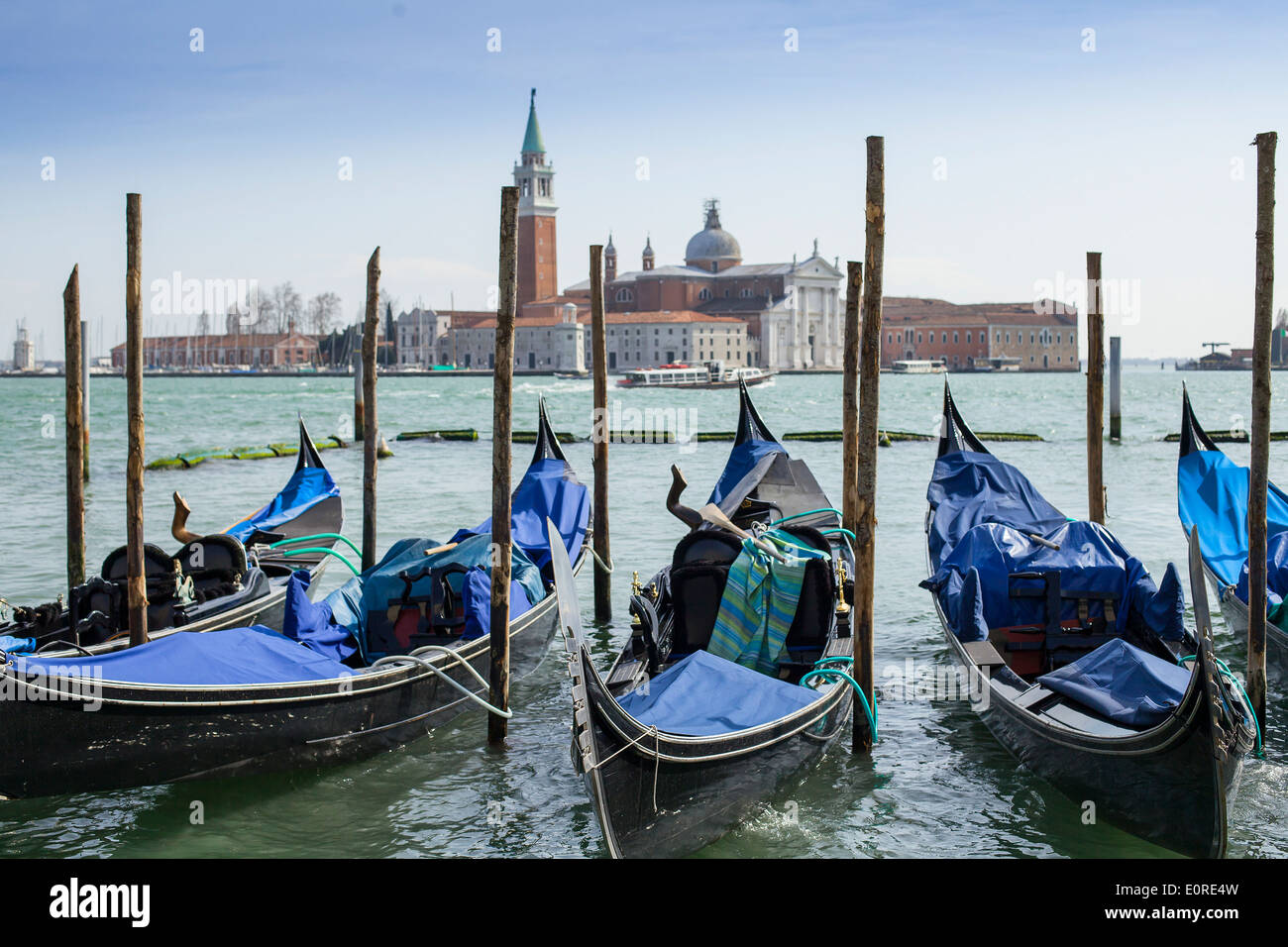 Gondeln vor Anker in der Nähe von Markusplatz mit San Giorgio di Maggiore Kirche im Hintergrund in Venedig Stockfoto