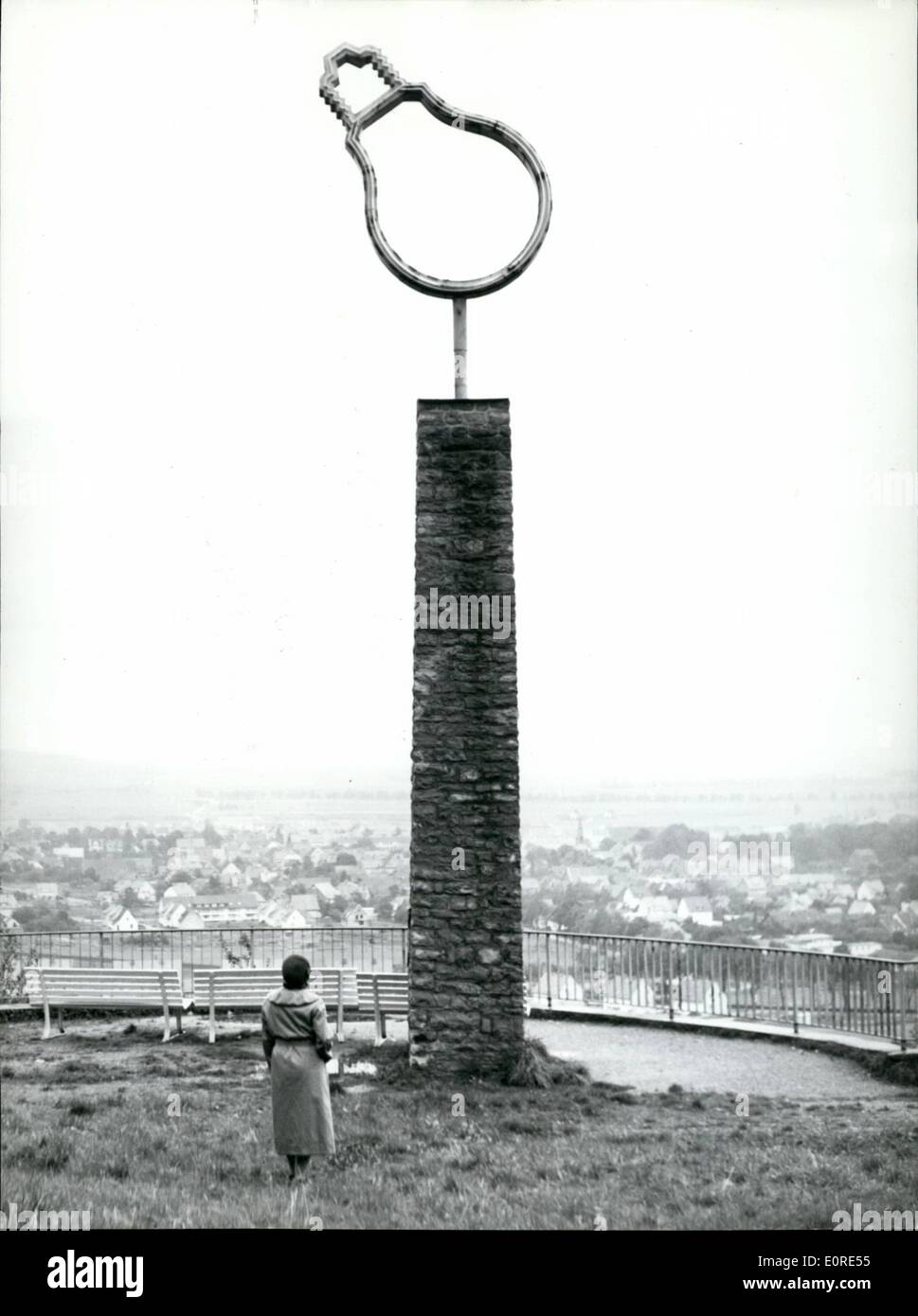 4. April 1959 - eine gigantische Glühbirne. Verbrennungen in der Weser-Bergen. Die Stadt Springe (Springe) stellen sie Sie auf der Oberseite der Deister (Dcister) zu Ehren des Erfinders Heinrich Goeble (Heinrich Goeble), die im Frühjahr 1818 geboren wurde. Eine Inschrift besagt, dass nicht die amerikanischen Edison aber Heinrich Goeble die Glühbirne, die musste gehen einen langen Weg der technischen Entwicklung erfunden bis heute Standard erreicht. Stockfoto