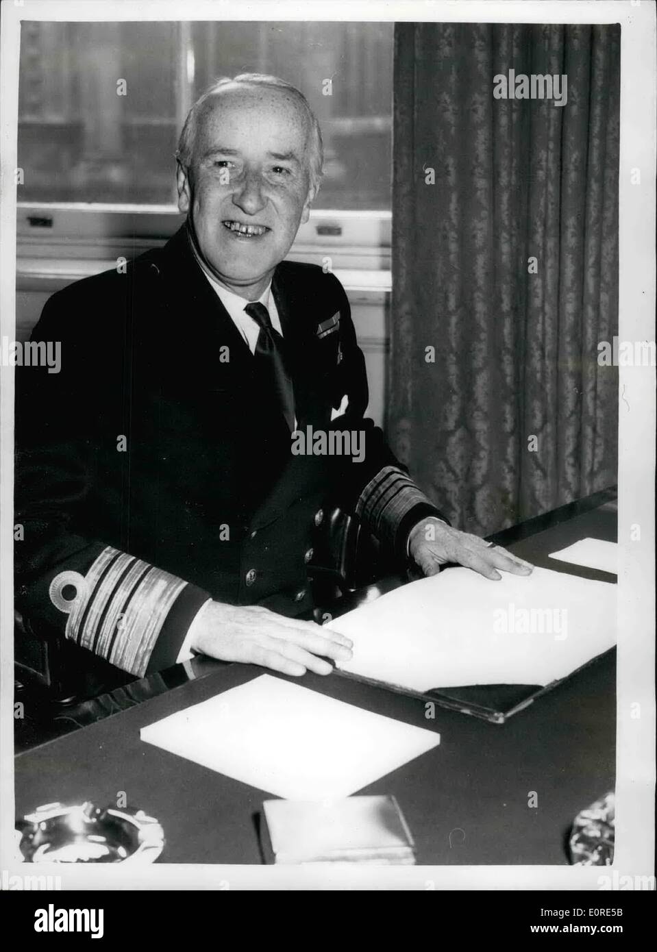 4. April 1959 - Sir Charles Lambe - Earl Moutbatten gelingen. Admiral Sir Charles E. Lambe G.C.B., war C.V.O. bei der Admiralität heute Morgen gesehen werden. Er tritt die Nachfolge von Floet der Earl Mountbatten als Erster Seelord Admiral und Chef der Seekriegsleitung - am 1. Mai. Foto zeigt Schreibtisch Portrait - Admiral Sir Charles E. Lambe bei der Admiralität heute Morgen. Stockfoto