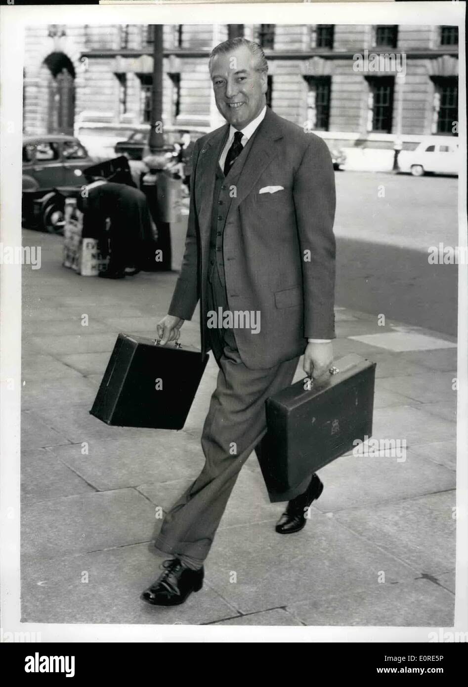 4. April 1959 - Sir David Eccles Kritik von der britischen Presse Angers Wahlprozesses: Kritik an der britischen Presse von Sir David Eccles, Präsident des Board Of Trade - während einer Rede vor dem deutschen Publikum in Hannover - eine Reihe von britischen Abgeordneten er sagte verärgert hat - er war überrascht, dass die deutschen sollten teilnehmen in britischen Zeitungen Ernst sagte - er sagte, dass niemand eine Zeitung in England kauft außer zu finden, was seine Fußballmannschaft tut- oder was Das 2-30 Rennen etc. gewonnen. Phot zeigt Sir David Eccles kommt in das Board Of Trade heute Morgen - erst gestern Abend aus Deutschland zurückgekehrt. Stockfoto