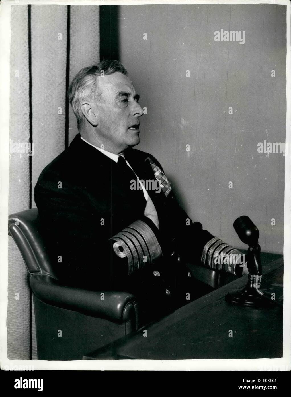 4. April 1959 - verließ ADMIRAL OF THE Flotte verlässt THE Marine nach vierzig - SIX Jahre SERVICE Admiral der Flotte EARL MOUNTBATTEN die Marine gestern 46 Dienstjahren, in dem er von 13 Jahre alten Kadett auf ersten Seelord stieg. Am Ende des June Earl Mountbatten wird Vorsitzender des Verteidigungsausschusses. Foto zeigt: Earl Mounbatten Abschied von Nelson-Look, auf eine Admiralität Pressekonferenz gestern. Stockfoto