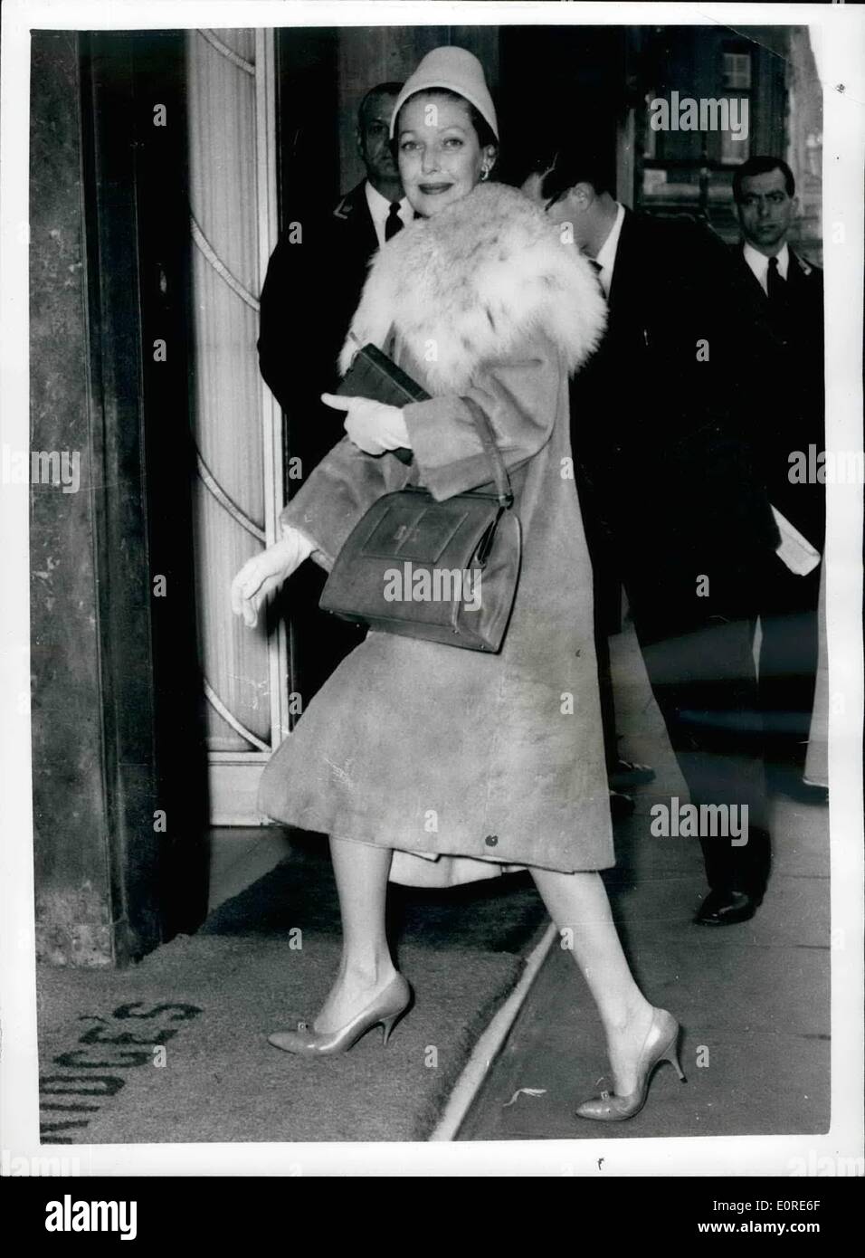4. April 1959 - LORZTTA junge IN LONDON, Foto zeigt. Hollywood Filmstar, LORETTA Young noch glamourös bei 46 abgebildet in London, wo sie ein Überraschungsgast gestern war. Oho ist es hier, einen britische Kind Motor erfüllen sie-will - mit Stern in einem Film für Imerlean 17. Ein bit.part Spieler ist 1930, Loretta wurde weltberühmt ist foy Jahre. Stockfoto