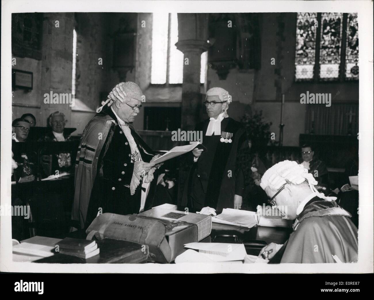 4. April 1959 - alten Gerichte der Bruderschaft und Guestling trifft auf neue Roliney - Kent: vierzehn Mitgliedstaaten Confederation of the Cinque Ports statt eines seiner alten Gerichte Bruderschaft Guestling - New Romney, Kent, today.the Quellen des alten Gerichten reicht zurück in die frühen englischen Geschichte. Der heutigen Sitzung wurde von Bürgermeister und Vertreter der vierzehn Städte besucht. Foto zeigt Capt.E.P Dawes, Senior Anwalt an das Gericht auf linken Seite, wie er in der Geschäftsstelle des Tages schwört. David Collins, der auch Stadtschreiber von New Romney, vor der Eröffnung der heute Verfahren in der Kirche von Paris. Stockfoto