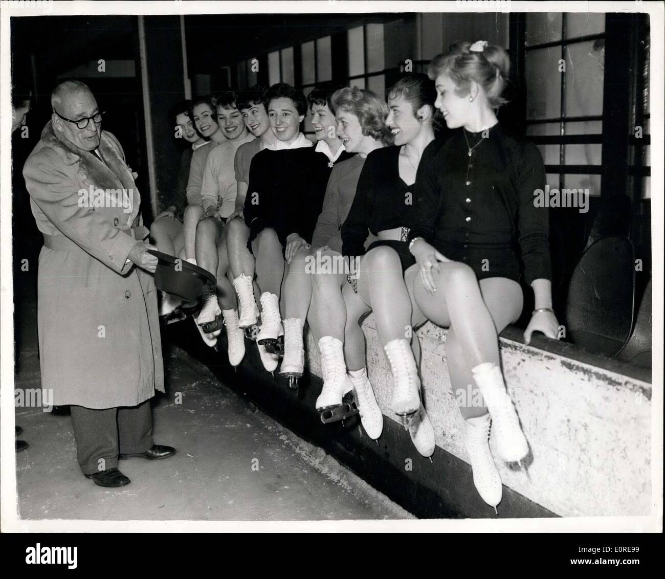 12. Februar 1959 - Vorsprechen für Eisläufer: der amerikanische Impresario, Herr John Harris, die Si in London auf der Suche nach jungen britischen Skater für eine neue spektakuläre Show im Frühjahr, hat ein Probespiel heute um Richmond Ice Rink, vielversprechende Talente auszuwählen. Diese erfolgreiche Wil Tour durch Amerika und Kanada. Das Foto zeigt Herrn John Harris zu sehen Mädchen Skater am Richmong heute Vorsprechen. Die Mädchen sind (L, R): Suzznne Hughes, Maria George Geraldine Baines, Gillian Preece, Christine Winch, Doreen Jewell, Carol Blundell, Rosemary Pinn und June Perry. Stockfoto