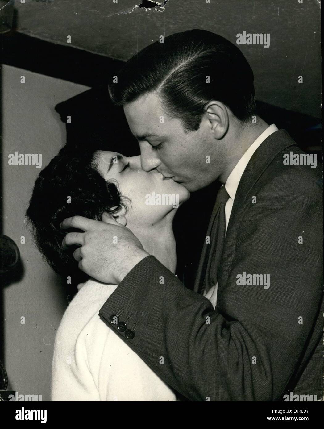 16. Februar 1959 - fliegt 16.02.59 Whiskaway Mädchen nach Hause zu ihrer Liebe. Zwanzig Jahre alte Paula Giles gestern zurück in Großbritannien gelandet und war von seinem liebsten 22 Jahre alte Louis Gache begrüßt. Paula Sensation eine, als sie in die Vereinigten Staaten mit amerikanischen Werbung Exekutive Loran Sheffer vor zehn Tagen flog. Sheffer Wanter ihr, ihn zu heiraten, aber sie weigerte sich und kam zurück nach London, um den Mann sie Louis Gache heiraten soll. Keystone-Fotoshows: Paula Giles und Louis Gache wiedervereint nach ihrer Rückkehr nach London gestern. Stockfoto