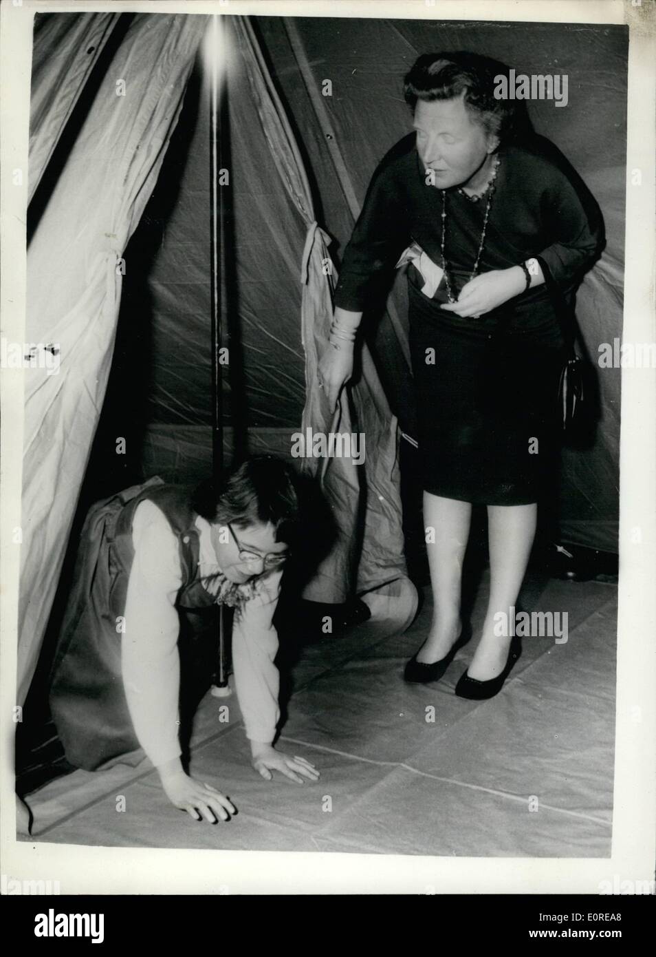 19. Februar 1959 - 19.2.59 Prinzessin Marijke prüft ihr Zelt-Geschenk. 12. Geburtstagsgeschenk - eine Abordnung der Kommunikation Truppen des niederländischen Heeres, ging gestern in Soestdijk Palast, 12. Geburtstagsgeschenk Prinzessin Marijke, präsentieren die Doppel-roofed Zelt war. Keystone-Fotoshows: Prinzessin Marijke kriecht aus dem Zelt, das in einem der Palasträume aufgestellt war, nach der wie ihre Mutter, die Königin Juliana der Niederlande auf eine blickt Besichtigung. Stockfoto