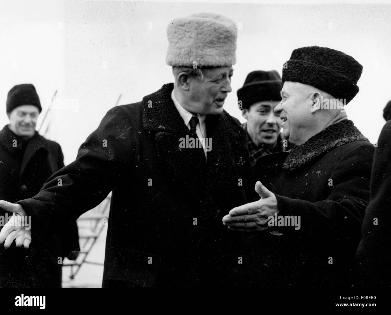 Harold MacMillan grüßt Nikita Khrushchev in Moskau Stockfoto