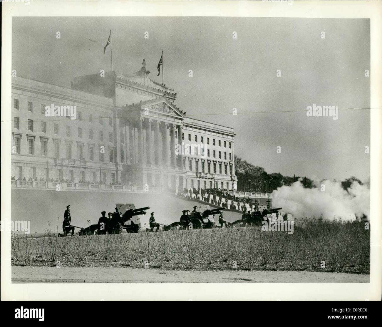 3. März 1959 - Parlament beginnt mit einem Paukenschlag: Nordirland Parlament in Farbe und Tradition in vielerlei Hinsicht orientiert sich an der "Mutter der Parlamente '' in Westminster, London. Herrn Wakehurst, Governor of Northern Ireland, vor kurzem eine Zustand-Öffnung als Vertreter der Queen Elizabeth, fahren in staatlichen, öffentlichen Gebäuden und sitzen wie der Monarch, so dass die Rede vom Thron Thre Presromed. Foto zeigt Rauchende Colts Obstacle vor dem Regierungsgebäude Stormont, 19 Salutschüssen am Ende des Gouverneurs Rede ausgelöst wird. Stockfoto