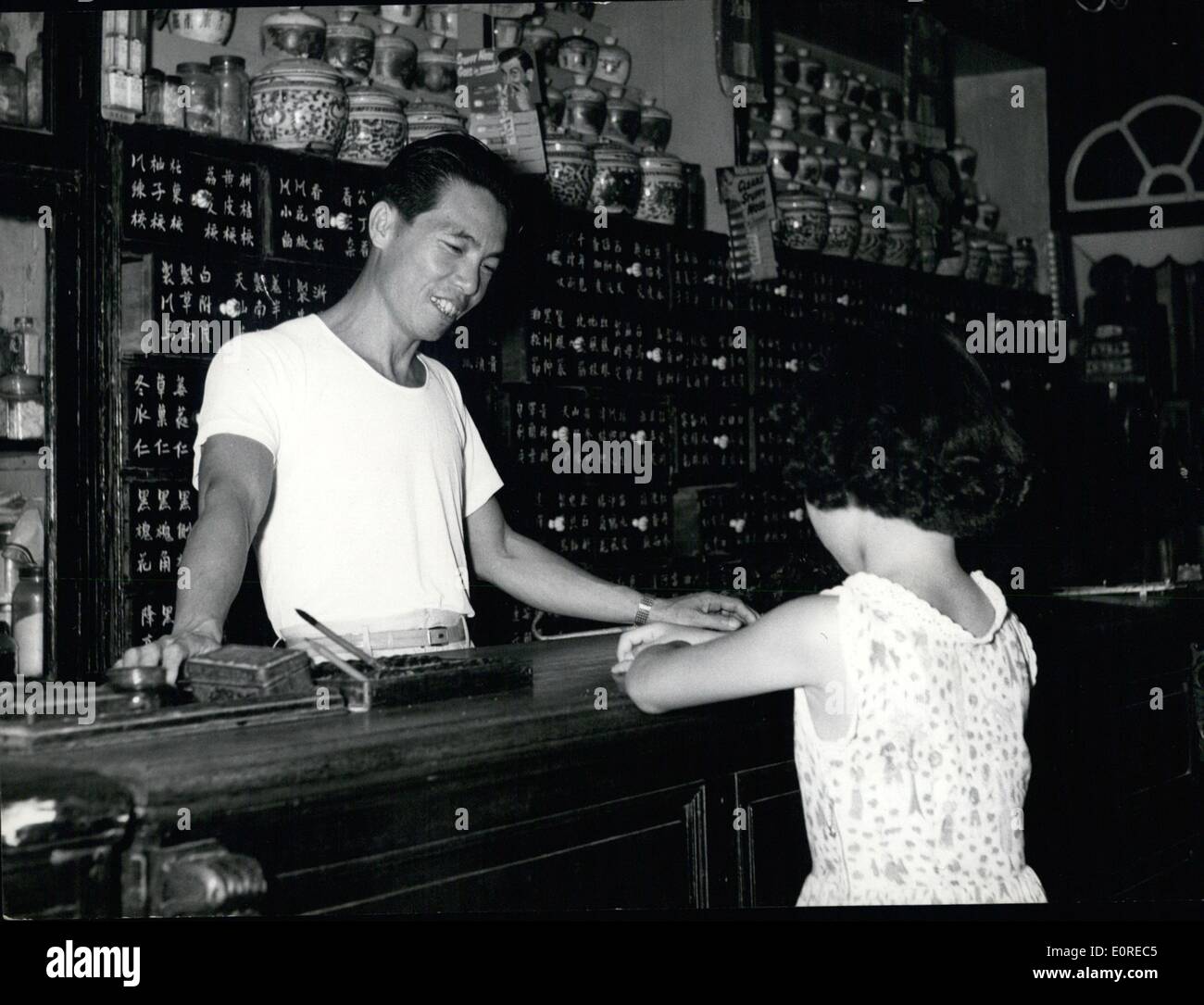 3. März 1959 - Mr Chemist: in Sarawak auf Borneo hat allerlei Getränke und Kräuter in seinen Schubladen, Botties und Töpfe. Er ist Chinesisch und chinesischen Immigranten sind seine besten Kunden, denn die Chinesen noch trotz aller Fortschritte, die in der modernen Wissenschaft der Medizin - erzielt wurden gegen Betrieb, in der Tat, die chinesischen Chemiker haben eine erstaunliche Anzahl von heilenden Medikamente, die meist aus Kräutern hergestellt werden. Aber sie verkaufen auch Zähne der Schlangen und Gallensteine von Affen, die die heilende Kraft von denen bezweifelt werden kann. Stockfoto
