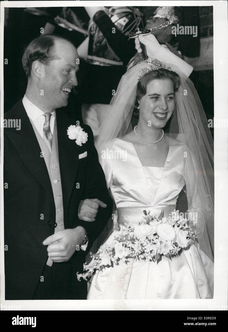 4. April 1959 - verheiratete Tochter des Viscount Ingleby an Heilige Dreifaltigkeit - Brompton. Die Hochzeit zwischen Kapitän Everard de Lisle, Royal Horse Guards und Miss Mary Rose Peake, die jüngste Tochter des Viscount und Vizegräfin Ingleby und Schwester Iris Zinnen, Hofdame, Prinzessin Margaret, fand am Holy Trinity Brompton. Foto zeigt:-die Braut und Bräutigam nach der Hochzeit im Bild. Stockfoto