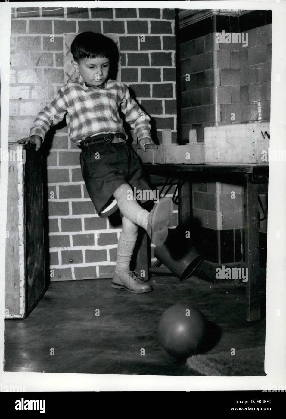 4. April 1959 - gehört Stephen jetzt '' jungen ''. "Loch im Herzen '' Baby geht zur Schule. Stephen Smith von Wood Green, geboren mit einem Loch in seinem Herzen, und Ärzte fühlte sich davon überzeugt, dass er nicht lange genug leben würde, um zur Schule zu gehen. Leser von einer Londoner Zeitung trug fast, 000 um ihn nach Amerika für den Betrieb zu senden, die ihm das Leben gerettet. Er kehrte im Januar nach London zurück und ist jetzt gut genug, um zur Schule zu gehen und, genau wie alle anderen jungen seines Alters zu handeln. Keystone-Foto zeigt: Stephen Smith amüsiert sich mit einem Fußball in der Noel Park Säuglinge Schule, Wood Green. Stockfoto