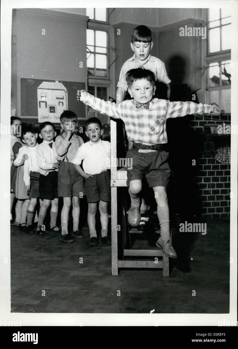 4. April 1959 - gehört Stephen jetzt '' jungen ''. "Loch im Herzen '' Baby geht zur Schule. Stephen Smith von Wood Green, geboren mit einem Loch in seinem Herzen, und Ärzte fühlte sich davon überzeugt, dass er nicht lange genug leben würde, um zur Schule zu gehen. Leser von einer Londoner Zeitung trug fast, 000 um ihn nach Amerika für den Betrieb zu senden, die ihm das Leben gerettet. Er kehrte im Januar nach London zurück und ist jetzt gut genug, um zur Schule zu gehen und, genau wie alle anderen jungen seines Alters zu handeln Stockfoto