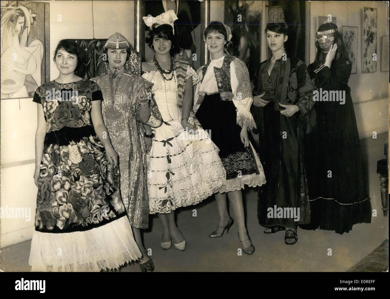 4. April 1959 - National Dress Show In Paris: Ein nationales Kleid Show mit Kleidern von jedem Land der Welt hat im Museum für moderne Kunst in Paris heute statt. Foto zeigt sechs charmante Modelle präsentieren nationale Kleider: von links nach rechts: Mexiko - Tunis - Brasilien - Czechozlovakia Jordanien - Ägypten. Stockfoto