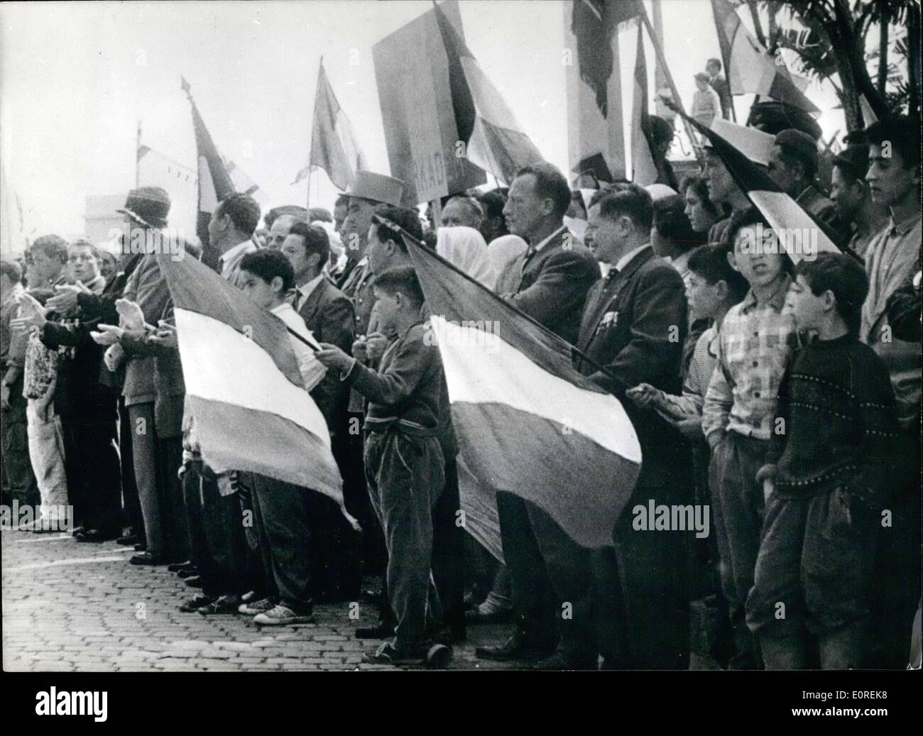 14. Mai 1959 - Publikum beobachten einer Militärparade in Algerien Stockfoto
