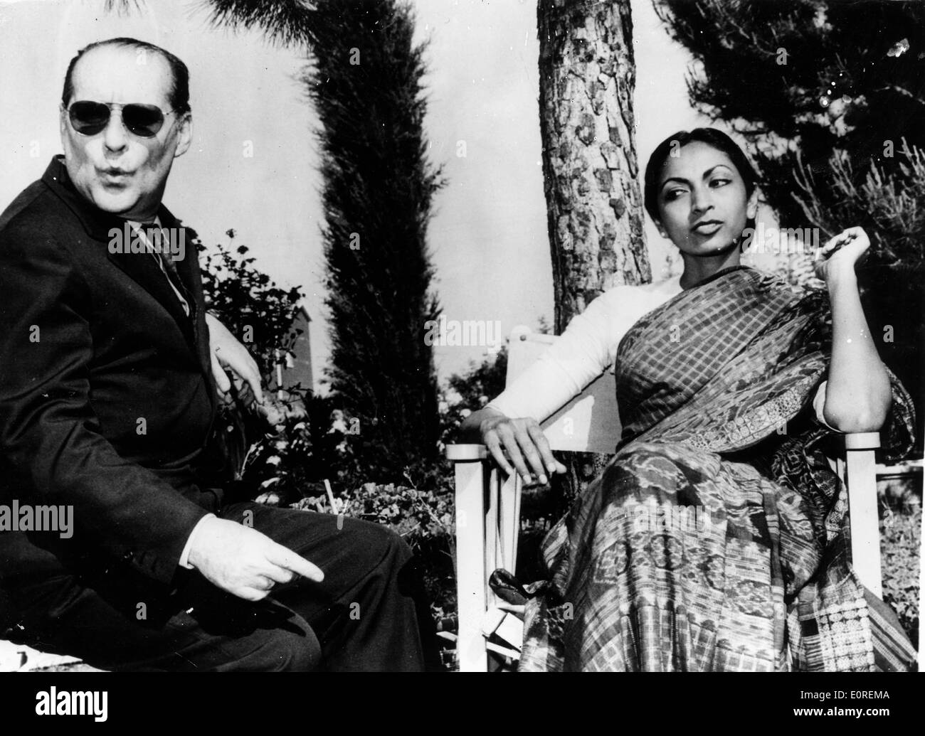 Regisseur Roberto Rossellini sitzt mit seiner Frau Sonali Das Gupta Stockfoto