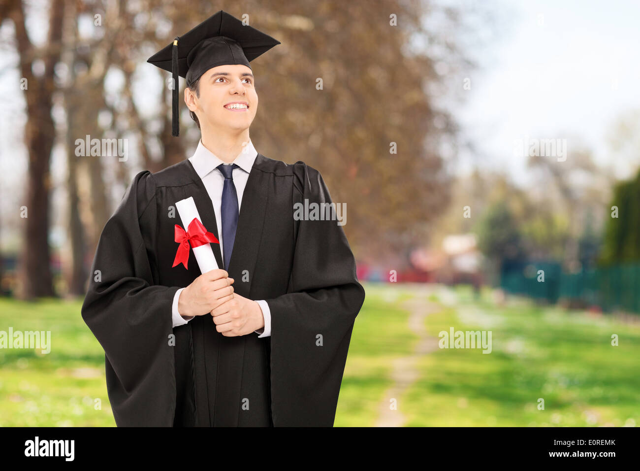 Stolz auf College-Absolvent mit Diplom im freien Stockfoto