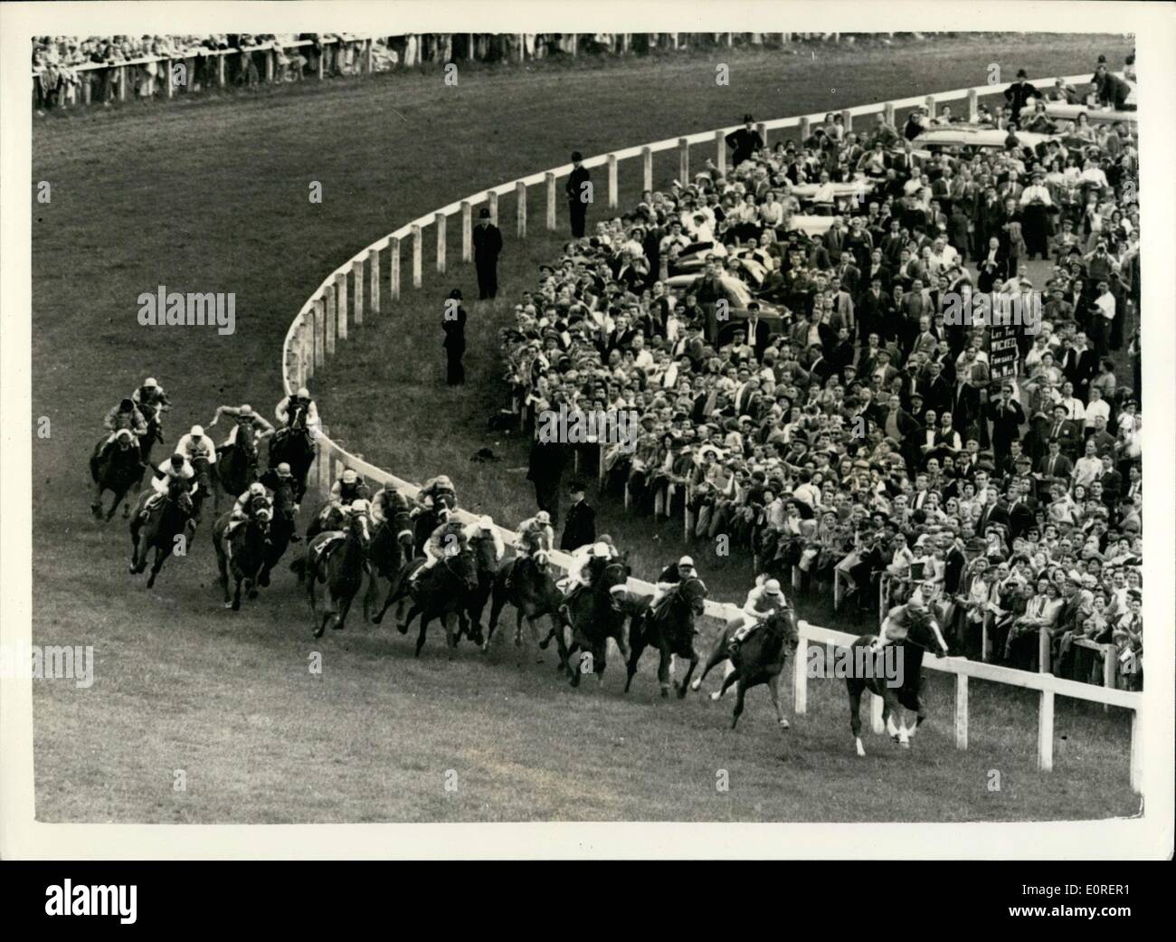 6. April 1959 - Derby-1958. Feld auf Tattenham Corner. Foto zeigt allgemeine Ansicht, wie das Feld in diesem Tattenham Corner - nimmt am Nachmittag. Stockfoto