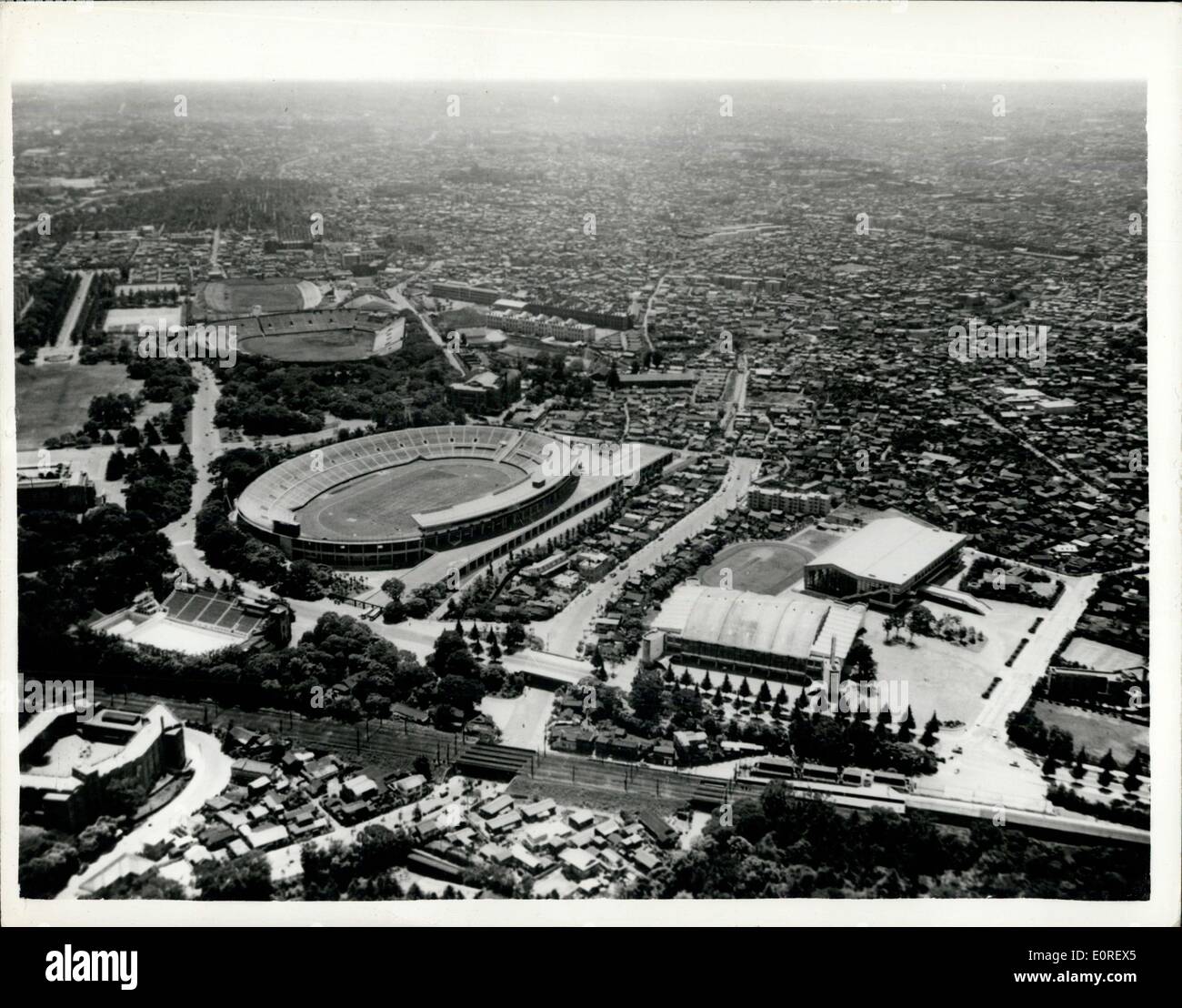 pic Olympische Spiele Tokio 1964 https www alamy de 28 mai 1959 japan wird die olympischen spiele 1964 inszenieren das internationale olympische komitee treffen in munchen entschieden dass die 1964 in tokio olympische spiele stattfinden wird der erste der auf asiatischem boden stattfinden foto zeigt blick auf der sportanlage in meiji park tokio die fur track veranstaltungen bei den olympischen spielen 1964 genutzt werden wurde zentrum ist das hauptstadion auf der linken seite sind zwei weitere stadien fur baseball und rugby jetzt verwendet und tennisplatze auf der linken seite von ihnen im vordergrund ist ein riesiges schwimmbad turnhalle und laufstrecke image69358077 html