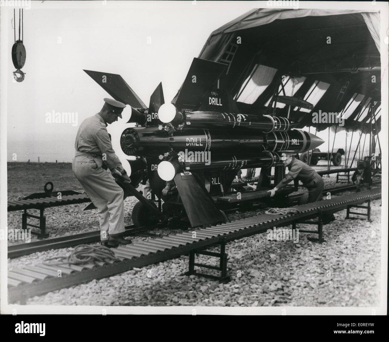 6. Juni 1959 - Thunderbird an Oberfläche an der Luft Waffe Systemdemonstration: Truppen waren zu funktionieren aber nicht tatsächlich feuern die Thunderbird, eine Mittel-bis Hochgebirge Oberfläche an der Luft geführt Waffensystem, das für die Feldarmee, bei einer Demonstration der Oberfläche Luft Waffensysteme, bei der Flak-Artillerie-Schule Manorbier, Sth. Wales entwickelt wurde. Foto zeigt die Thunderbird ist nach montiert und getestet wird aus Feldpunkt Montage und Test mit einem Kran auf einen Launcher Loader geladen werden gezogen. Stockfoto